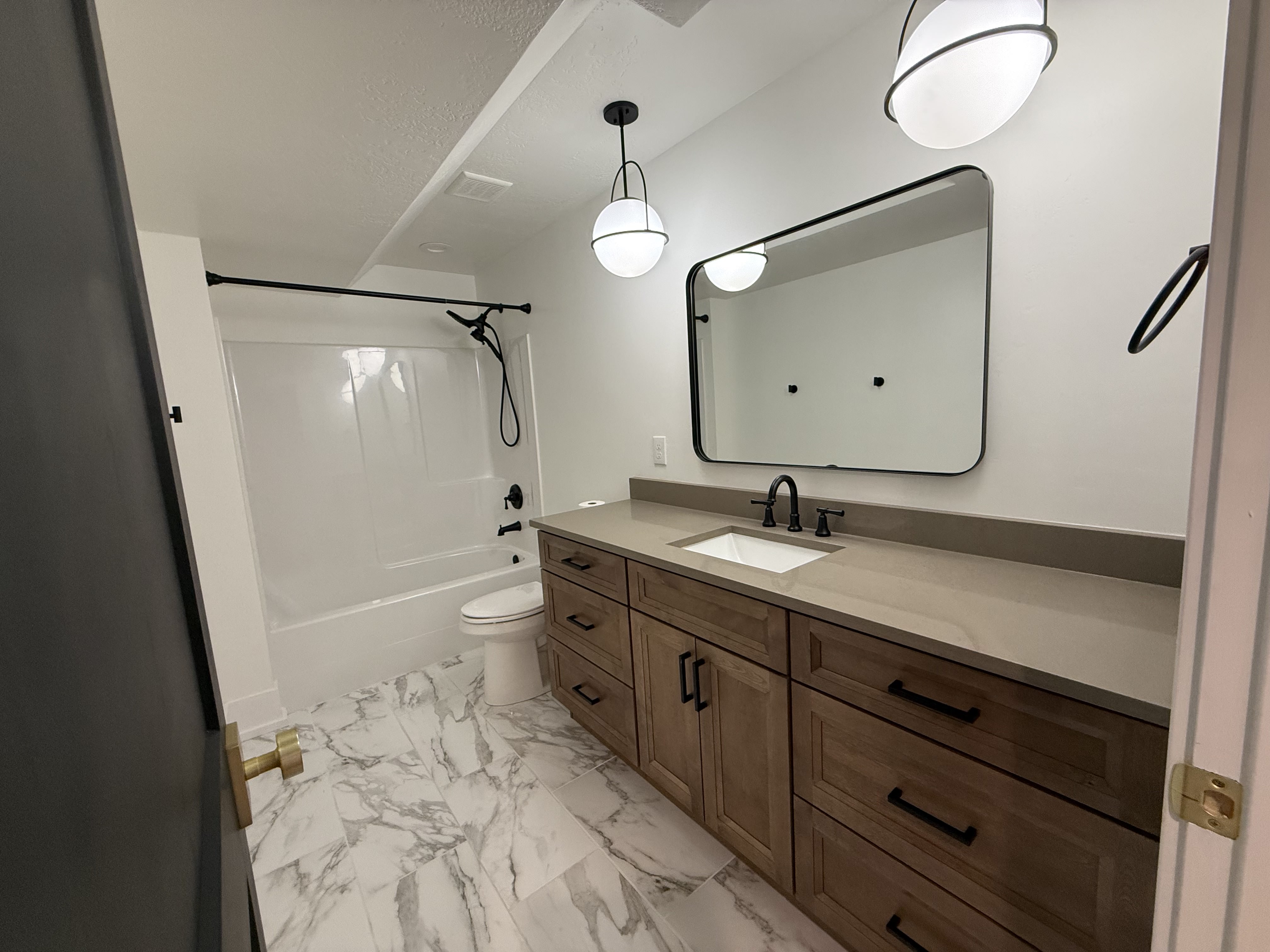 Basement full bath at 2156 W Thomas St in Lehi, Utah